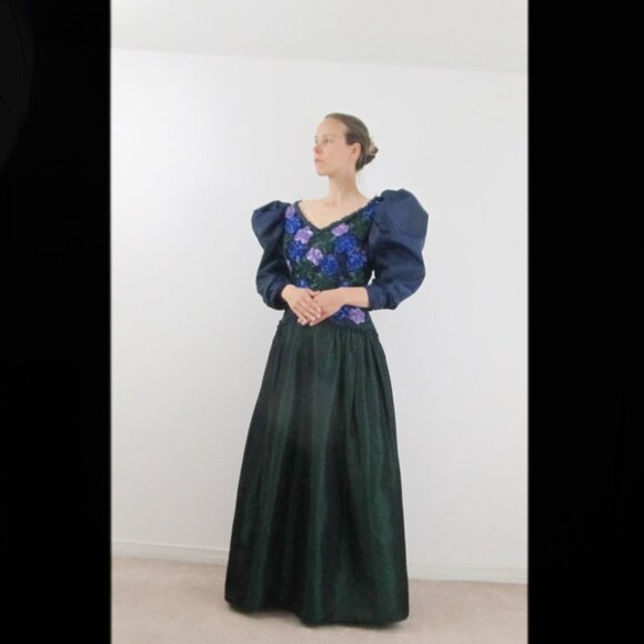 Dramatic Victor Costa for Holt Renfrew red carpet dress in emerald green taffeta - Picture 10 of 14